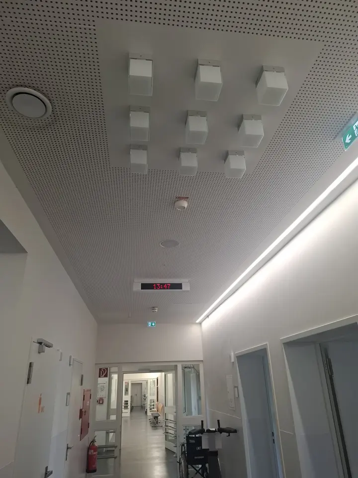 Flur mit Lochdecke, Lichtvoute und abgesetztem Deckenfeld mit Würfelleuchten