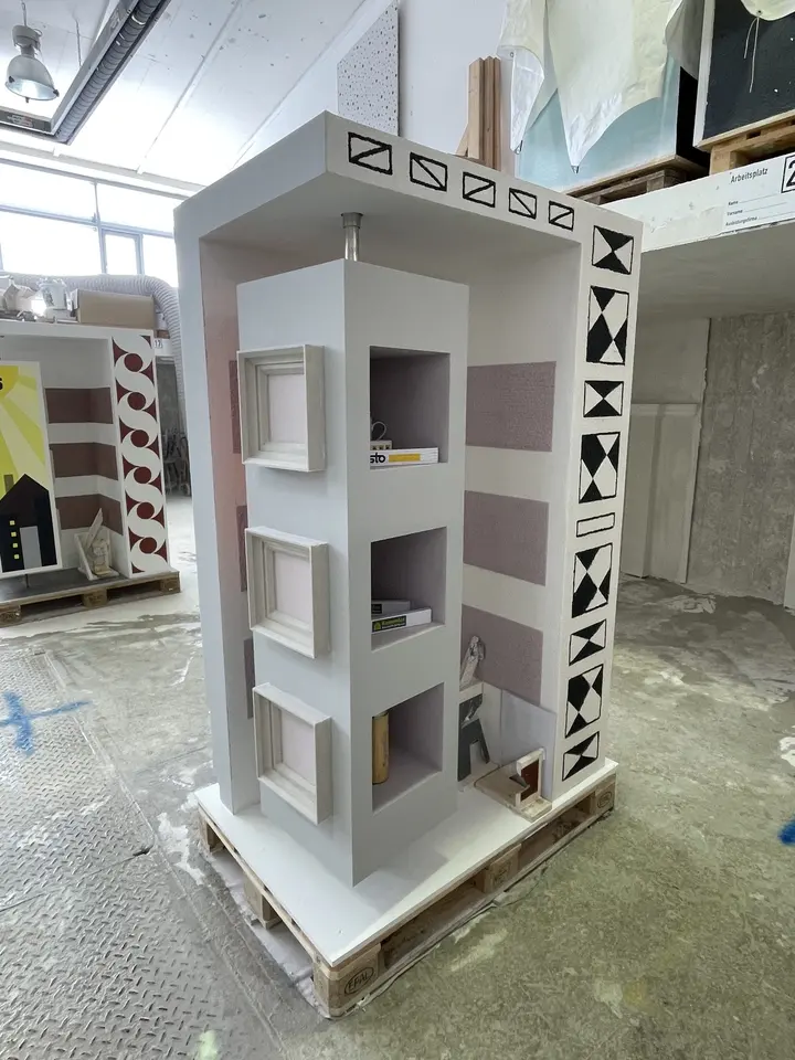 Meisterstück aus Stuckateurarbeiten: freistehender Putzkubus mit Nischen und Ornamentbändern