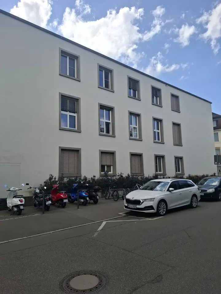 Mehrfamilienhaus mit Wärmedämmverbundsystem und hell verputzter Fassade
