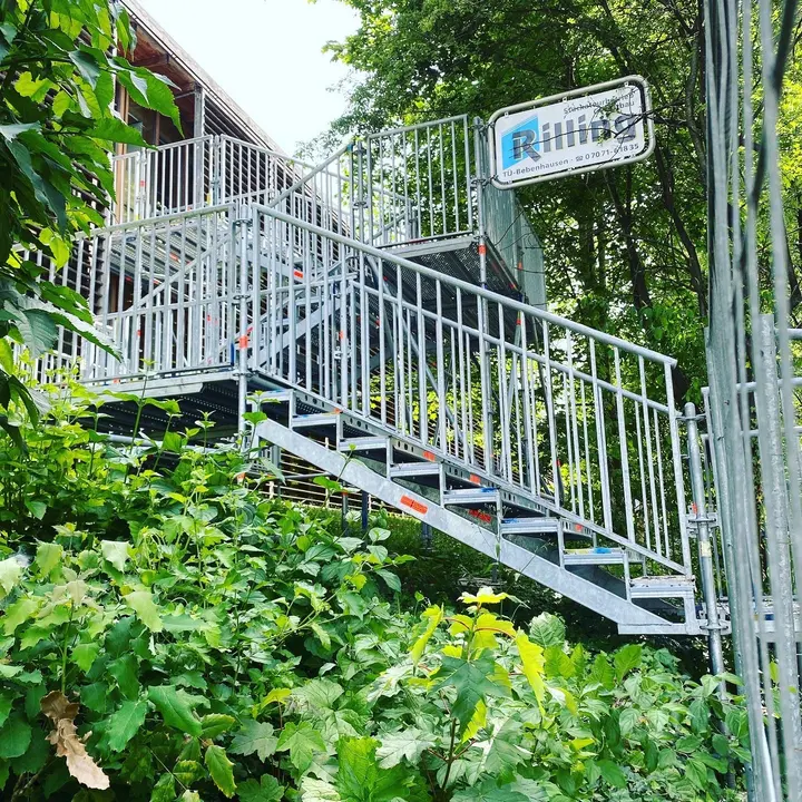 Gerüsttreppenturm mit Firmenschild von Rilling als gesicherter Baustellenzugang