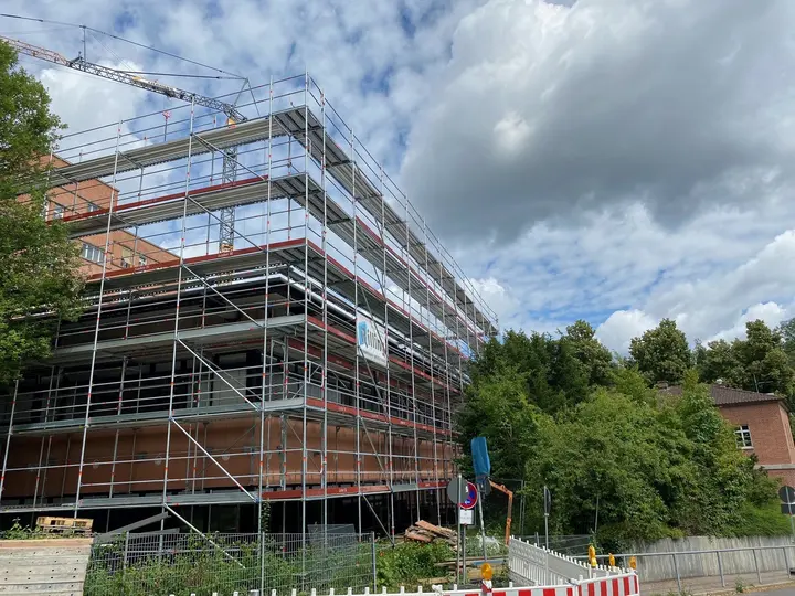 Mehrgeschossiger Neubau während der Rohbauphase vollflächig eingerüstet